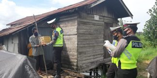 Operasi Zebra 2020, Satlantas Polres Batola bagikan ratusan paket sembako