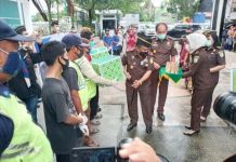 Hari Bhakti Sosial, Jamwas Kejagung RI dan Kejati Kalsel bagikan paket sembako