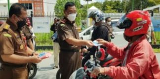 Hari anti korupsi, Kejati Kalsel dan jajaran bagikan masker gratis