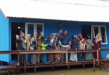 Pasangan suami isteri Kai Yusuf dan Nini Maysarah, terima kunci rumah barunya