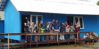 Pasangan suami isteri Kai Yusuf dan Nini Maysarah, terima kunci rumah barunya