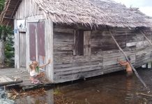 Rumah nenek Aba sudah sangat memprihatinkan, bantuan juga tak kunjung datang