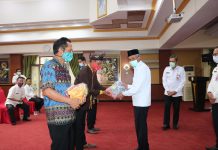 Pemprov Kalsel serahkan hibah alat adat ke Lembaga Adat Desa Banjar