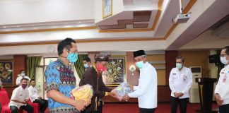 Pemprov Kalsel serahkan hibah alat adat ke Lembaga Adat Desa Banjar