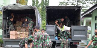 Bantu warga terdampak banjir, Danrem 101/Antasari bersama lnsan Maritim Banjarmasin serahkan bantuan sembako
