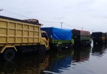 Takut mogok, sopir truk terpaksa parkirkan mobilnya berhari hari