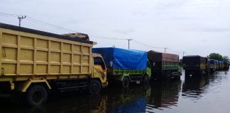 Takut mogok, sopir truk terpaksa parkirkan mobilnya berhari hari