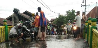 Banjir, Sejumlah kendaraan roda dua mogok akibat knalpot kemasukan air