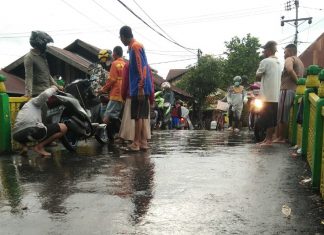 Banjir, Sejumlah kendaraan roda dua mogok akibat knalpot kemasukan air