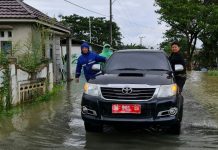 HM. Rofiqi rela tembus genangan air, demi bagikan paket sembako untuk warga