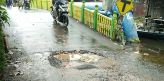 Pasca menyurutnya air, ruas Jalan Sepakat Pemurus Dalam, mulai berlobang
