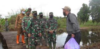 Danrem 101/Antasari, salurkan bantuan paket sembako ke Desa Lok Rawa Batola