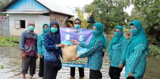 TP PKK Kabupaten Banjar salurkan bantuan sembako untuk guru PAUD terdampak banjir