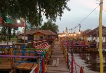 Warung Gusung bernuansa alam, cocok untuk bersantai dan berbuka puasa bersama keluarga