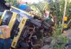 Diduga melebihi muatan, truk sawit terbalik dan timpa rumah warga