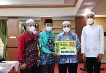 Bupati H. Saidi Mansyur, serahkan bonus kepada kafilah MTQ Kabupaten Banjar