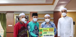 Bupati H. Saidi Mansyur, serahkan bonus kepada kafilah MTQ Kabupaten Banjar