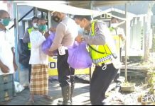 Empati ditengah pandemi, Satlantas Polres Batola bagikan nasi bungkus gratis dan sembako