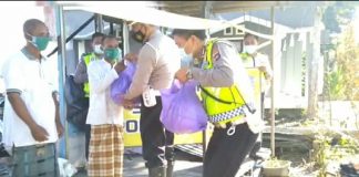 Empati ditengah pandemi, Satlantas Polres Batola bagikan nasi bungkus gratis dan sembako