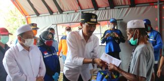 Bupati Banjar, serahkan bantuan sembako untuk korban puting beliung Desa Penggalaman