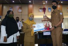 Saidi Mansyur serahkan hadiah untuk juara lomba perpustakaan desa