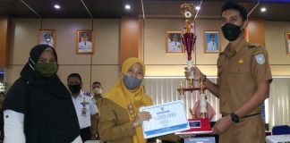 Saidi Mansyur serahkan hadiah untuk juara lomba perpustakaan desa
