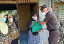 Kejari Batola bagikan ratusan paket sembako kepada warga terdampak Covid.