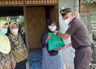 Kejari Batola bagikan ratusan paket sembako kepada warga terdampak Covid.