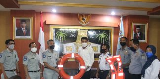 Jasa Raharja Kalsel serahkan bantuan sarana keselamatan angkutan danau dan sungai