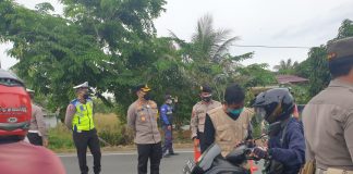 Petugas PPKM lakukan pemeriksaan di pos penyekatan di perbatasan Kalsel teng Batola