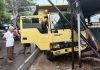 Truk hantam teras kios dan tiang Telkom, diduga akibat kerusakan stir