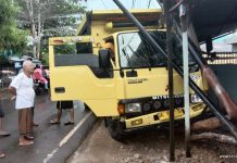 Truk hantam teras kios dan tiang Telkom, diduga akibat kerusakan stir