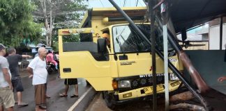 Truk hantam teras kios dan tiang Telkom, diduga akibat kerusakan stir