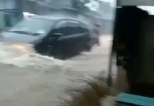 Tak mampu menahan tumpahan air hujan, ruas jalan Sekumpul di genangi air