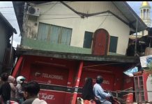 Sebuah ruko di piinggiran Sungai Kelayan mendadak ambruk, 7 orang penghuninya nyaris tertimbun