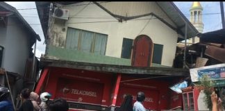 Sebuah ruko di piinggiran Sungai Kelayan mendadak ambruk, 7 orang penghuninya nyaris tertimbun