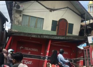 Sebuah ruko di piinggiran Sungai Kelayan mendadak ambruk, 7 orang penghuninya nyaris tertimbun