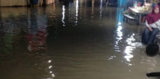 Rendam ruas jalan, puluhan kendaraan mogok terjebak kedalaman air