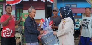 Anggota DPRD Hj. Helda Rina, berikan bantuan untuk korban puting beliung Labat Muara