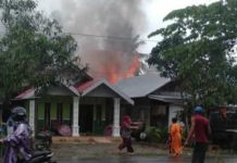 Satu buah rumah kawasan padat penduduk di Desa Binjai hangus terbakar