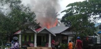 Satu buah rumah kawasan padat penduduk di Desa Binjai hangus terbakar