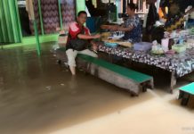 Antisipasi tingginya curah hujan, Hasbi bangun “para para” amankan barang miliknya