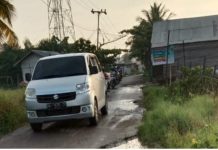 Kondisi ruas jalan kabupaten di Aluh Aluh memprihatinkan, selain berlobang juga terancam ‘longsor’