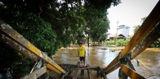 Tak kuat menahan derasnya arus air, jembatan Pingaran Ilir rusak parah