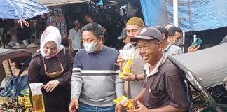 Ketua DPRD Banjar bagikan ratusan minyak goreng gratis kepada warga dan penarik becak