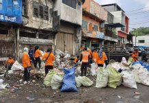 Puluhan petugas kebersihan, bersihkan tumpukan sampah di Pasar Sepeda