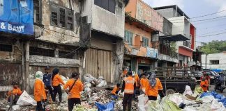 Puluhan petugas kebersihan, bersihkan tumpukan sampah di Pasar Sepeda