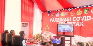 Kapolda Kalsel meninjau kegiatan vaksinasi serentak usia lansia dan anak anak