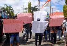 Puluhan warga datangi kantor Bupati Batola, sampaikan 8 tuntutan