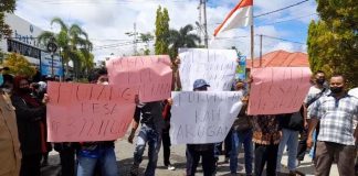 Puluhan warga datangi kantor Bupati Batola, sampaikan 8 tuntutan